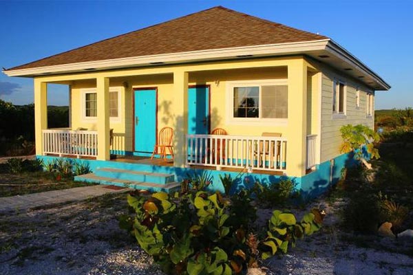 The vacation home is located in a building offering convenient access to daily freight services to the Bahamas and air freight options.